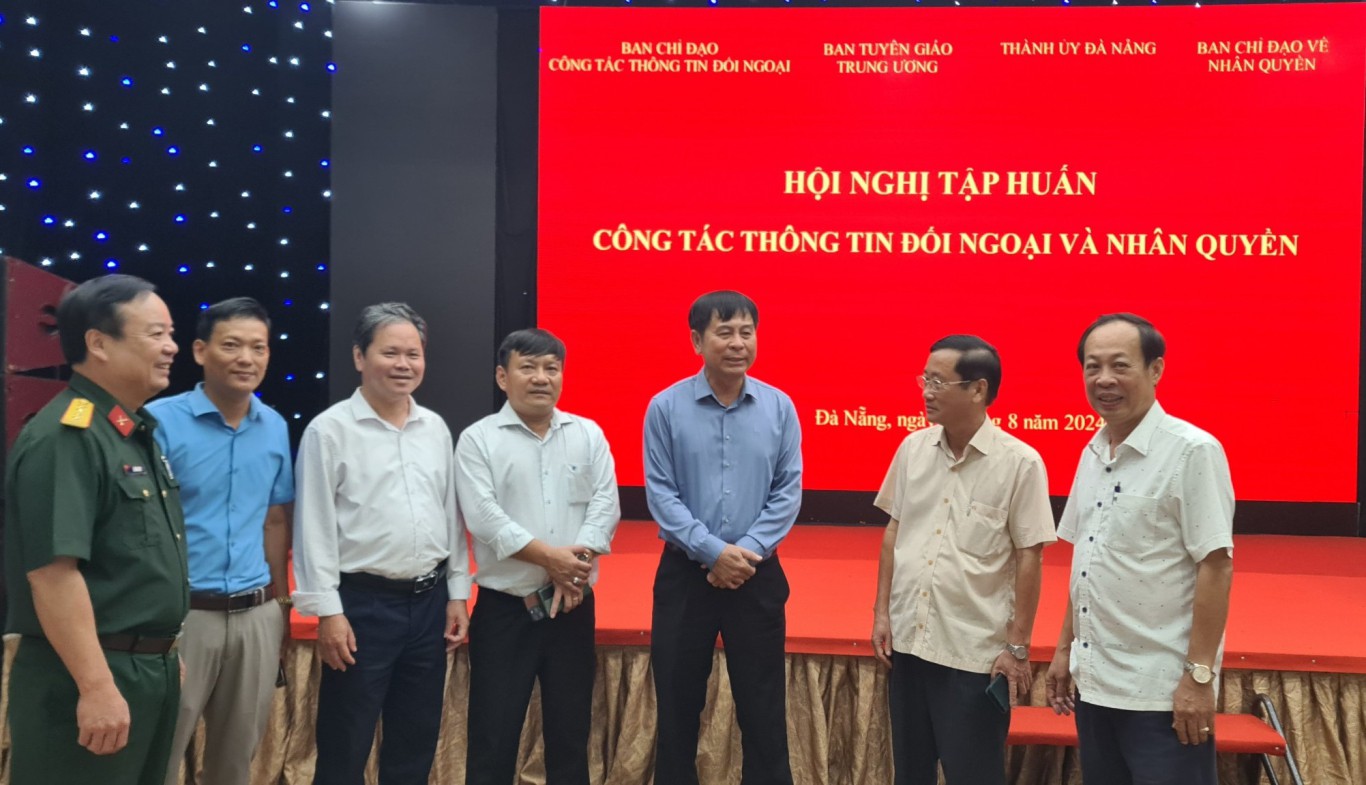 Trưởng ban Tuy&ecirc;n gi&aacute;o Tỉnh ủy Quảng Trị Hồ Đại Nam (thứ hai từ phải qua) trao đổi c&ugrave;ng c&aacute;c đại biểu b&ecirc;n lề hội nghị - Ảnh: C.N